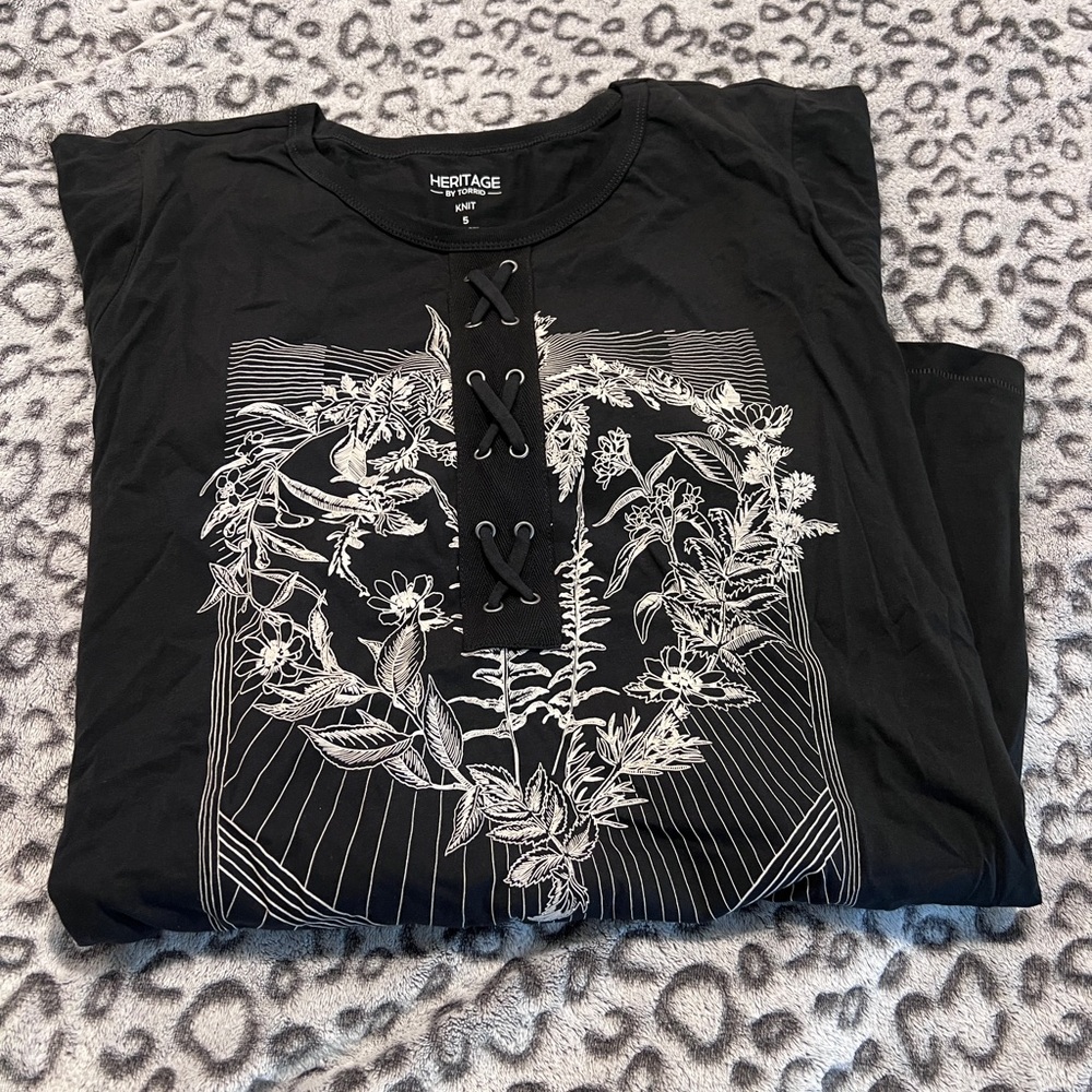 Torrid 5x T-shirt Black Graphic Tee with Lace-Up